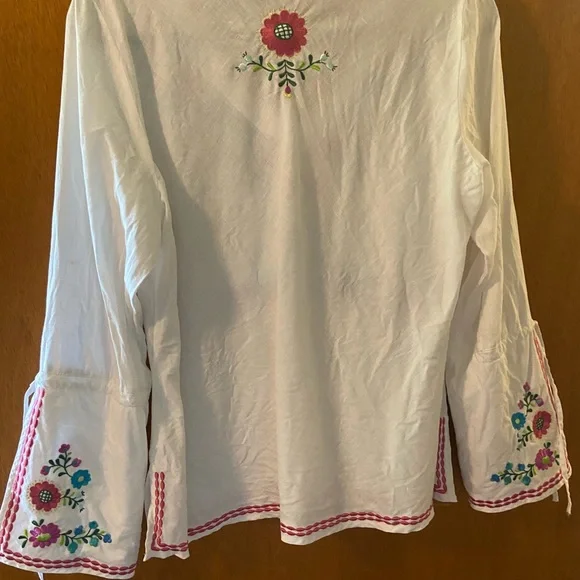 Willi Smith White and Pink Embroidered Bell Sleeve Blouse - Picture 7 of 9